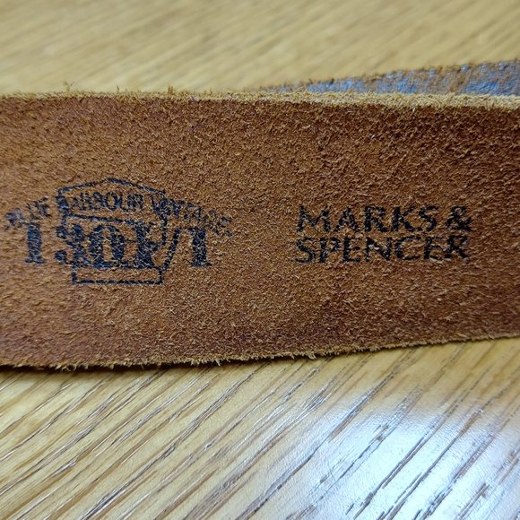 Marks and Spencer  M&S Men's Vintage Distressed Brown Leather Belt Size 43-45 in - Picture 9 of 12